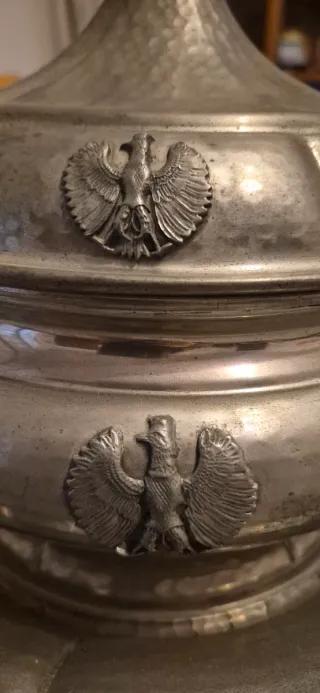 Zuppiera antica con vassoio in metallo