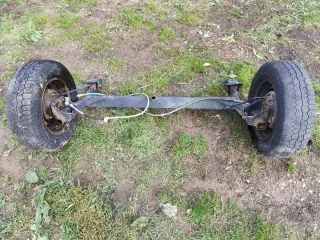 Puente trasero, con freno de tambor y llantas