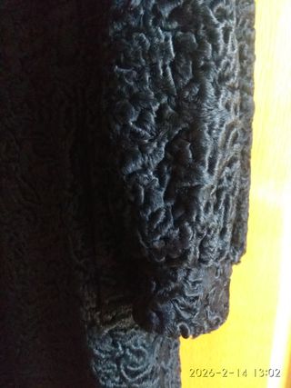 Elegante abrigo de astracán T46