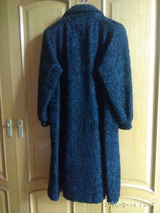 Elegante abrigo de astracán T46