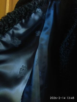 Elegante abrigo de astracán T46