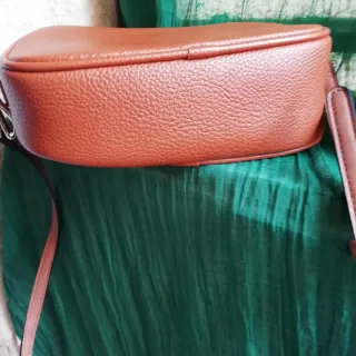 Bolso bandolera camel con dos correas.