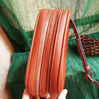 Bolso bandolera camel con dos correas.