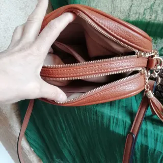 Bolso bandolera camel con dos correas.