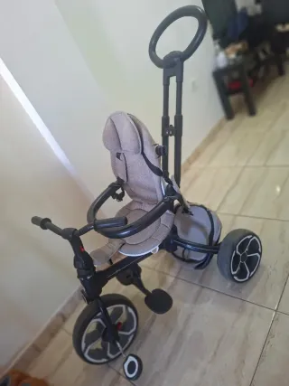 Triciclo infantil con manillar