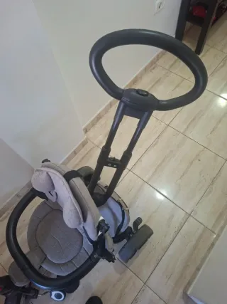 Triciclo infantil con manillar