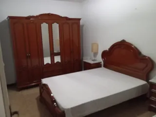 Armario de madera marrón