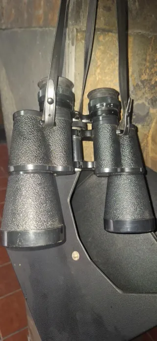 Prismáticos negros con correa