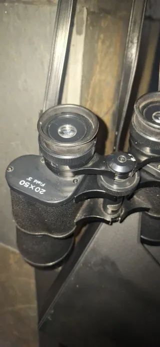 Prismáticos negros con correa