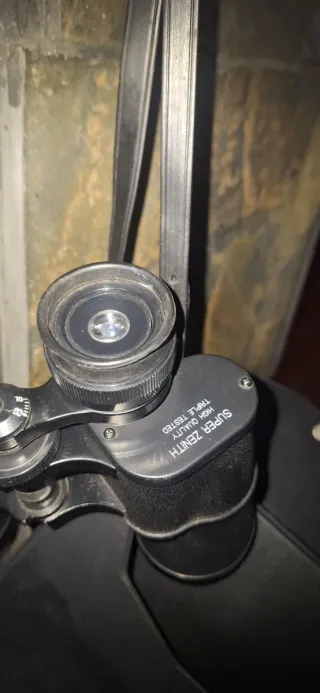 Prismáticos negros con correa