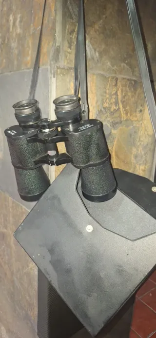 Prismáticos negros con correa