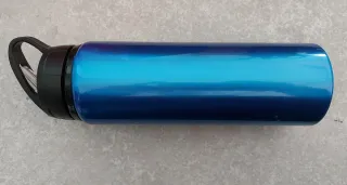 Borraccia blu sfumata con manico