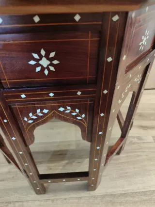 Mesa octogonal artesanal con incrustaciones.