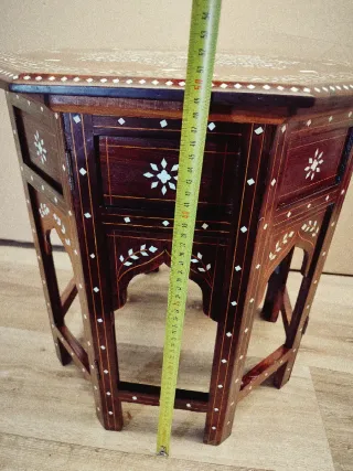 Mesa octogonal artesanal con incrustaciones.