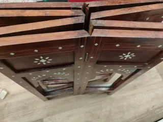 Mesa octogonal artesanal con incrustaciones.