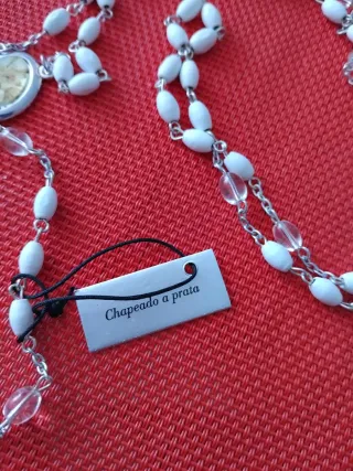 Rosario chapado en plata con detalle floral