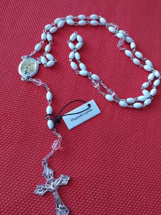 Rosario chapado en plata con detalle floral