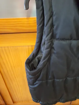 Chaleco acolchado negro.