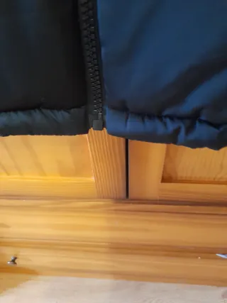 Chaleco acolchado negro.