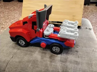 Camión transformable rojo y azul