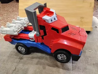 Camión transformable rojo y azul