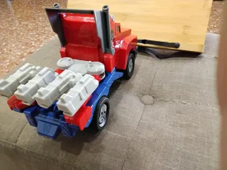 Camión transformable rojo y azul