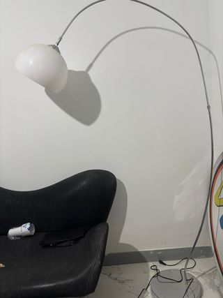 Lámpara de pie plateada y blanca