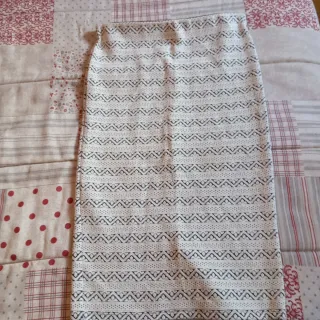 Falda tubo Stradivarius S/36 Negra y Plateada