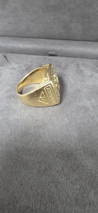 Sello de oro 18k con corona y diamantes