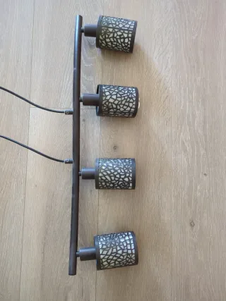 Lámpara de techo marrón y blanca