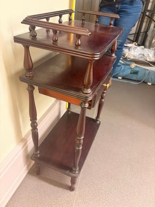 Aparador de entrada em madeira com uma gaveta