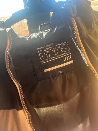 chaqueta acolchada tipo puffer de estilo urbano.