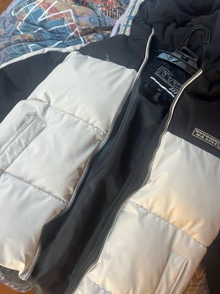 chaqueta acolchada tipo puffer de estilo urbano.