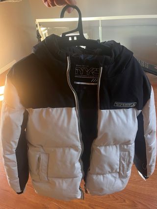 chaqueta acolchada tipo puffer de estilo urbano.