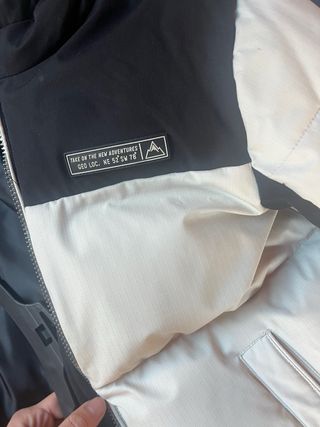 chaqueta acolchada tipo puffer de estilo urbano.