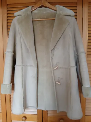 Abrigo beige estilo borrego