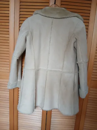 Abrigo beige estilo borrego