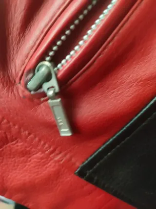 Chaqueta imitación cuero, roja y negra