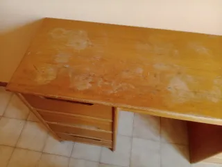 Escritorio de madera con cajones