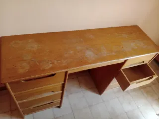 Escritorio de madera con cajones