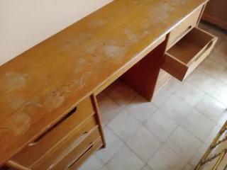 Escritorio de madera con cajones