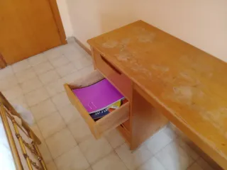 Escritorio de madera con cajones