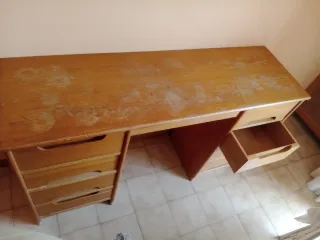 Escritorio de madera con cajones