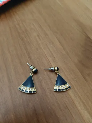 Pendientes bisutería triángulo negro y dorado