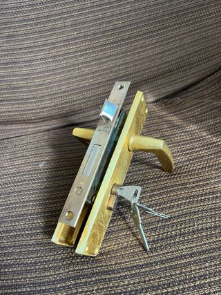 Cerradura de puerta con manilla y bombín