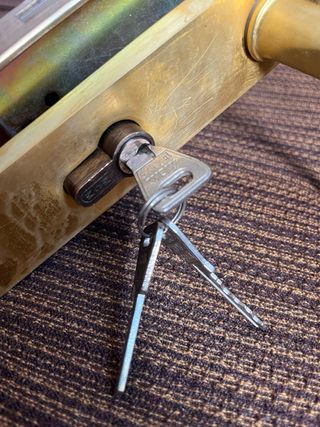 Cerradura de puerta con manilla y bombín