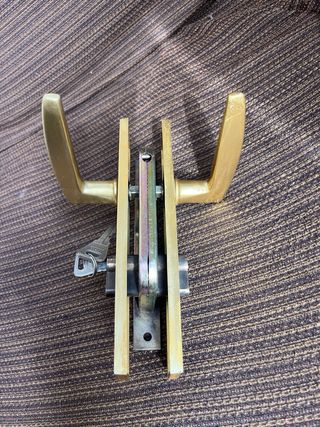 Cerradura de puerta con manilla y bombín