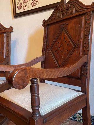 Par de sillas de madera decorativas