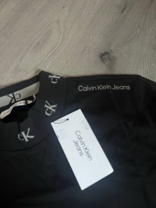 Camiseta Calvin Klein Jeans Negra Cuello Alto