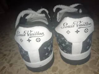 Zapatillas Nike estilo LV.